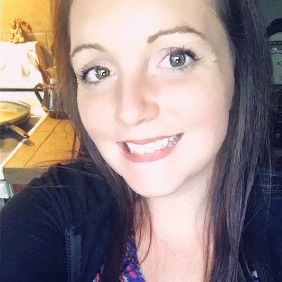 Meet your Posher, Laura - Picture 2 of 2